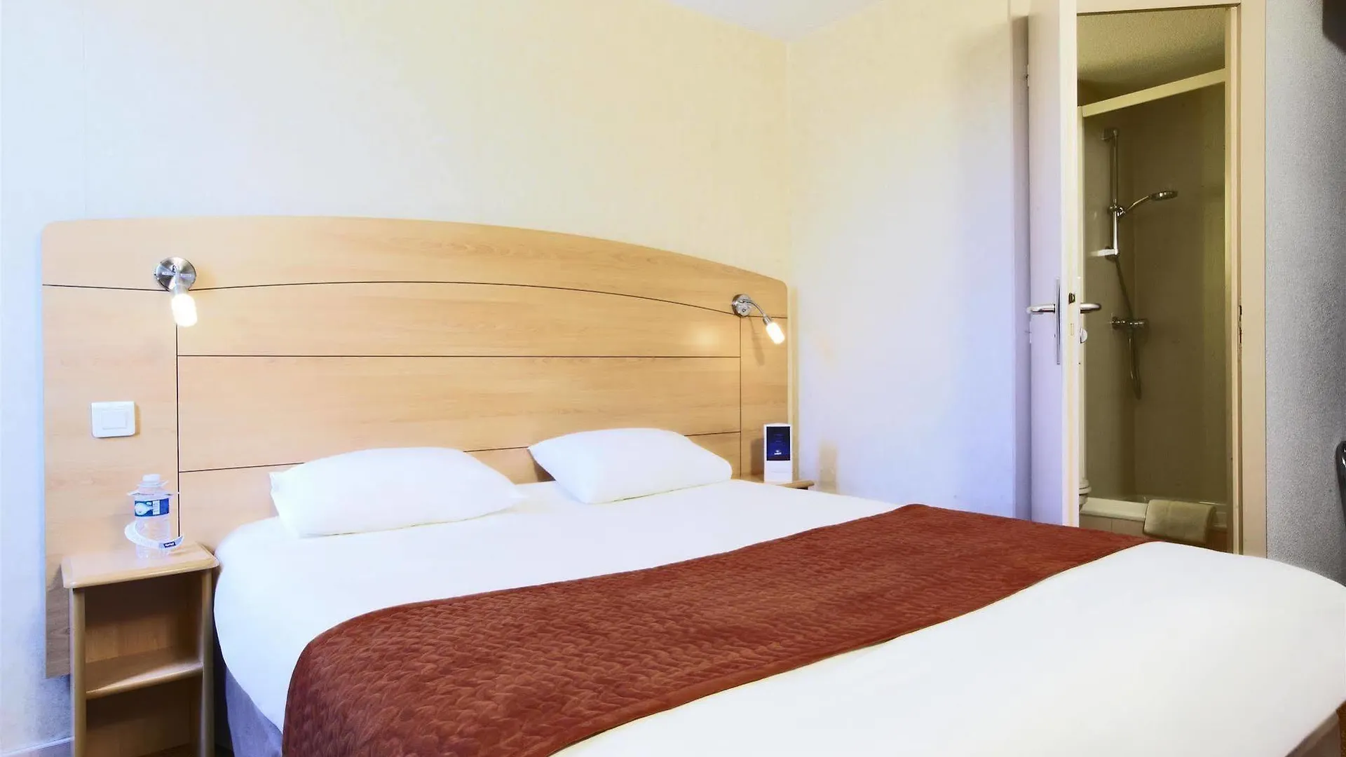 Brit Hotel Marseille Aeroport Les Pennes-Mirabeau 3*,
