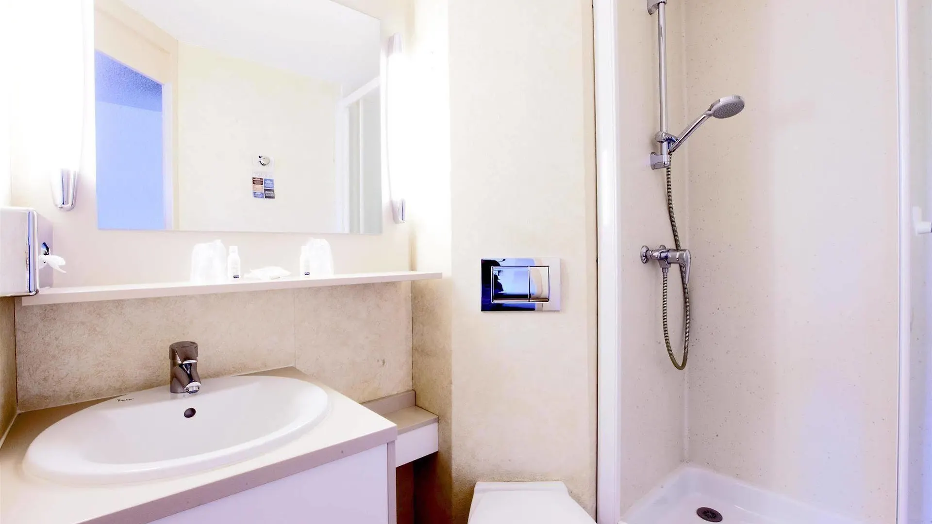 Brit Hotel Marseille Aeroport Les Pennes-Mirabeau 3*,